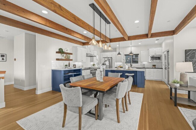 Building Photo - Stunning, Modern and Immaculate 3/BR 2.5/B...