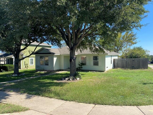 Building Photo - 11901 Briarcreek Loop