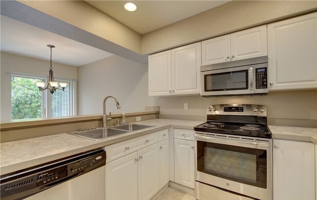 Building Photo - 2bd/2.5ba Redmond Townhouse
