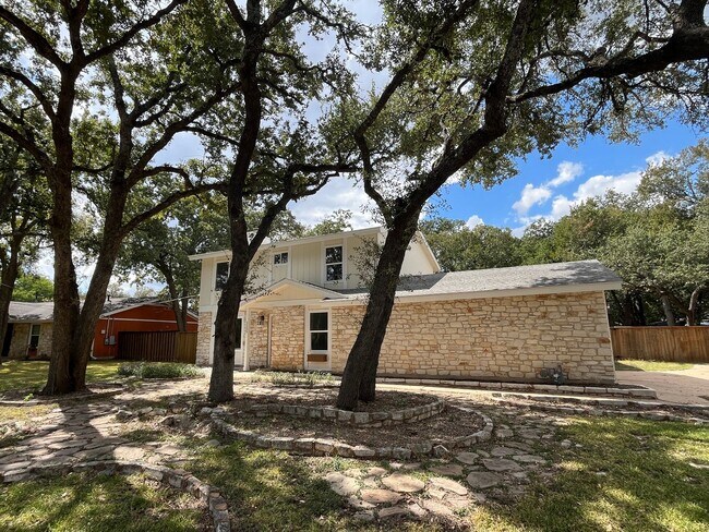 Building Photo - JUST RENOVATED 4/2.5 IN GREAT LEANDER LOCA...