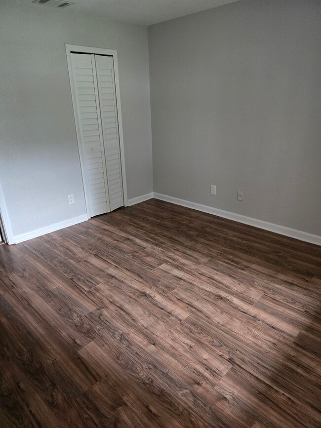 Building Photo - 1BR / 1BA Condo For Rent  - Move in specia...