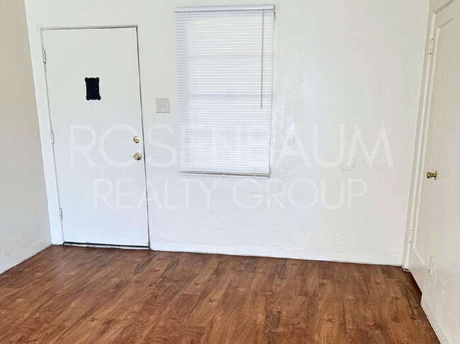 Building Photo - 1713 N Village Dr