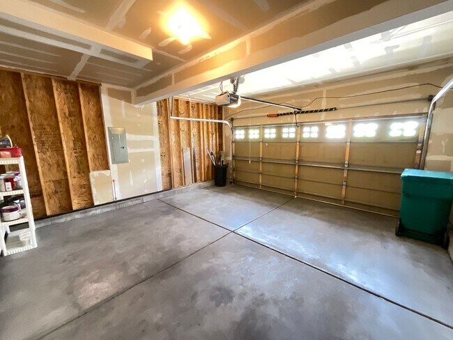 Building Photo - 3 Bedroom Home Available Near Barnes Rd & ...