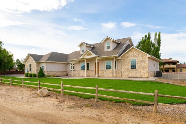 Building Photo - 2630 New Orchard Ct