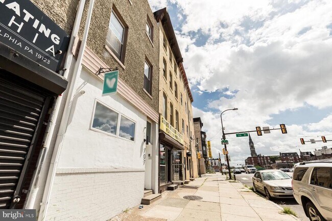 Building Photo - 707 W Girard Ave