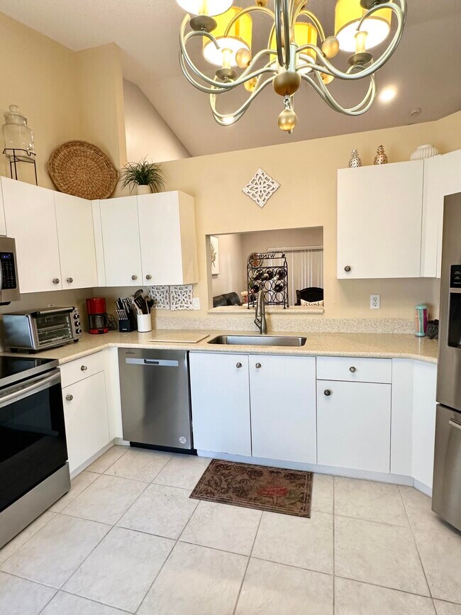 Building Photo - 6129 Heliconia Rd