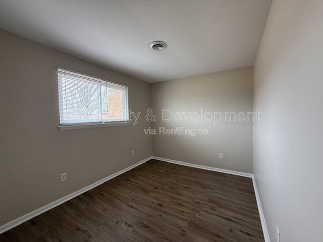 Building Photo - 510 W Kendall Dr