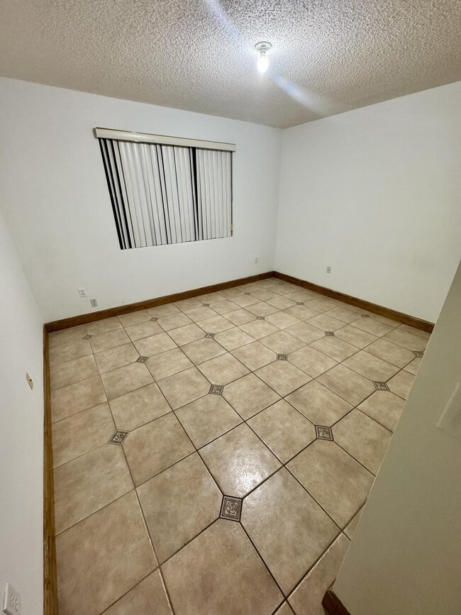 Building Photo - 9189 Fontainebleau Blvd