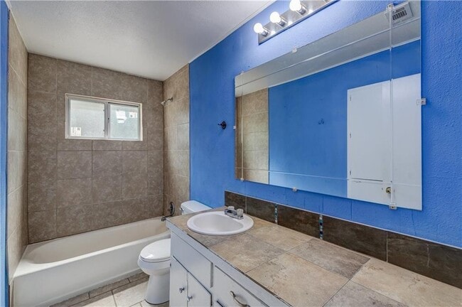 Building Photo - 1006 Fiesta St