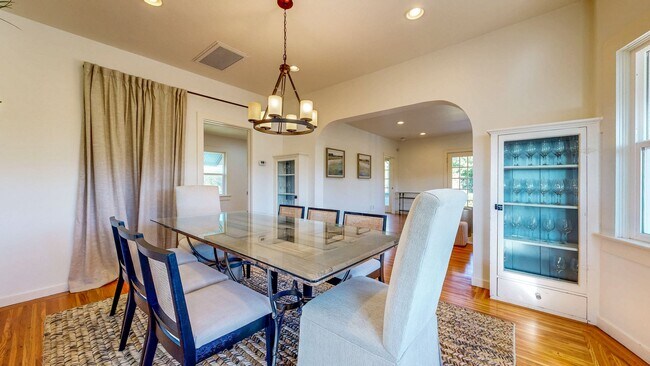 Building Photo - Charming 2 bedroom 1.5 bath plus office ho...
