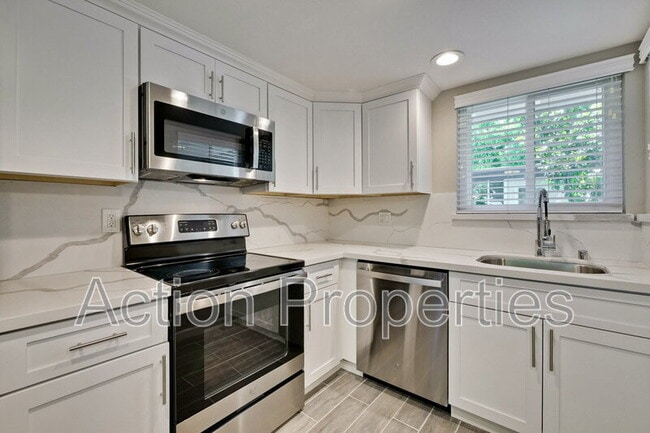 Building Photo - 14225 Lora Dr
