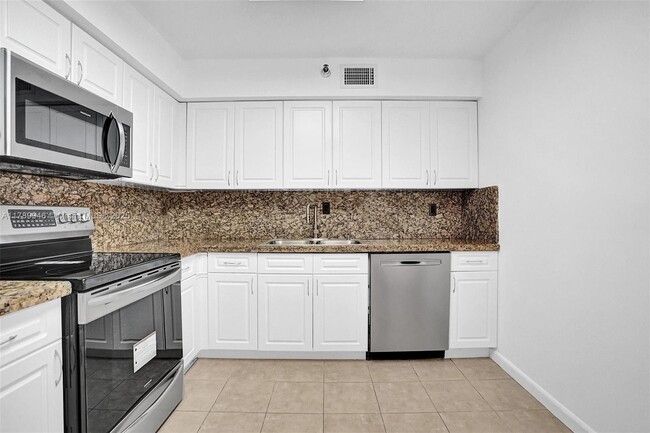 Building Photo - 3530 Mystic Pointe Dr
