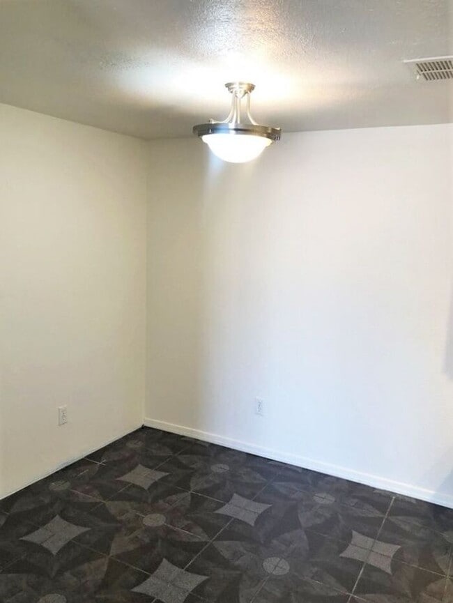 Building Photo - Loft Style Townhome