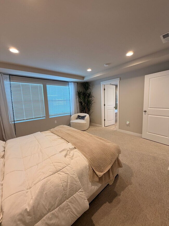 Building Photo - Model home! 4-bed 3-Bath Home on Moon MTN!