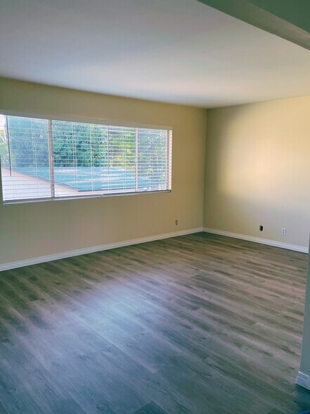 Building Photo - 842 N Screenland Dr