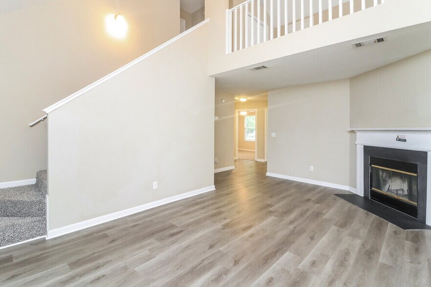 Building Photo - 3695 Longview Dr