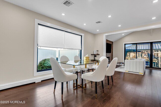 Building Photo - 320 Silver Lagoon Dr