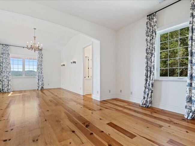 Building Photo - 265 Clear Ridge Dr