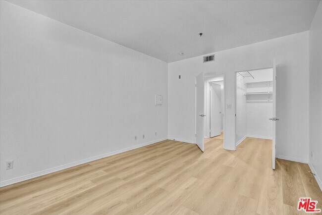 Building Photo - 2222 Beachwood Dr