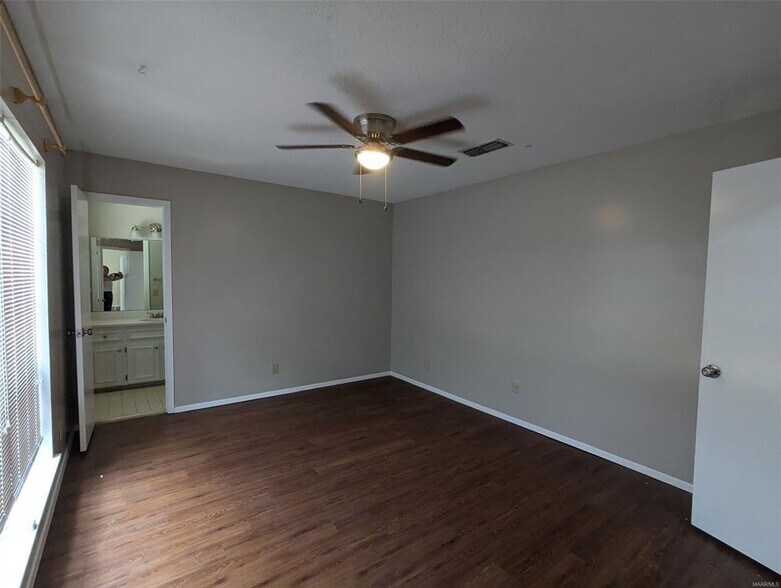 Building Photo - 580 Hollow Wood Rd