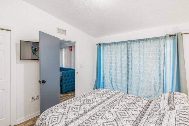 Building Photo - 2301 Carlton Dr