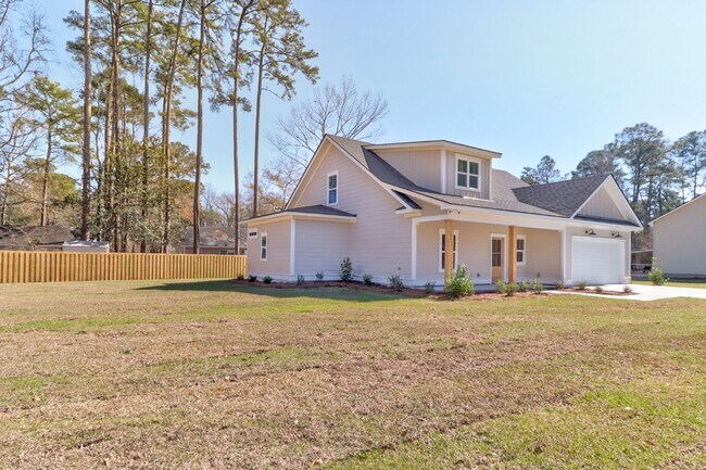 Building Photo - 204 Pineland Dr