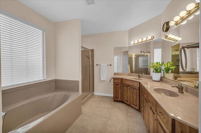 Building Photo - Single Level 3 Bedroom Home with Red Rock ...