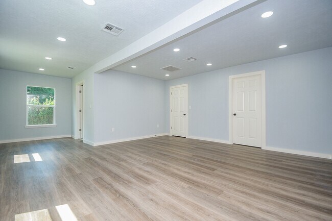 Building Photo - 9230 Lanewood Dr