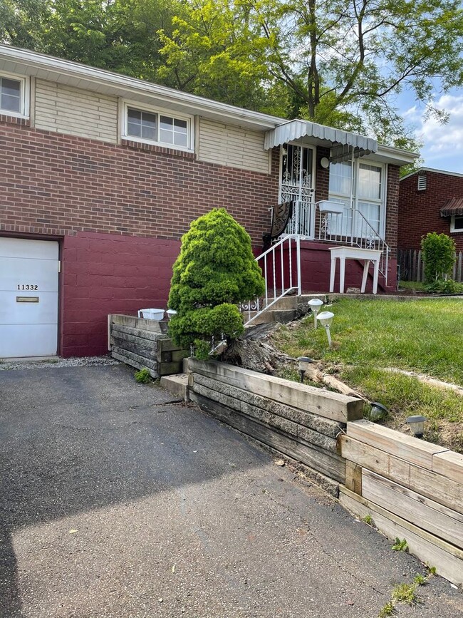 Building Photo - 3 BEDROOM, 1.5 BATH IN PENN HILLS - MOVE-I...