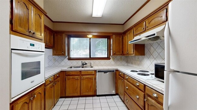 Building Photo - 2704 Wilderness Dr N