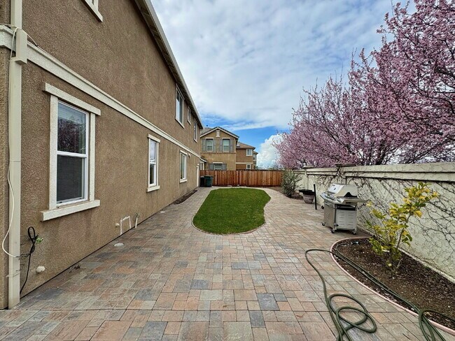 Building Photo - 50% off your first month’s rent move-in special! Spacious 4BR / 2.5BA Home in Pittsburg