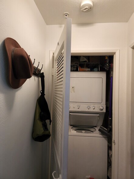 Building Photo - 640 W 4th St