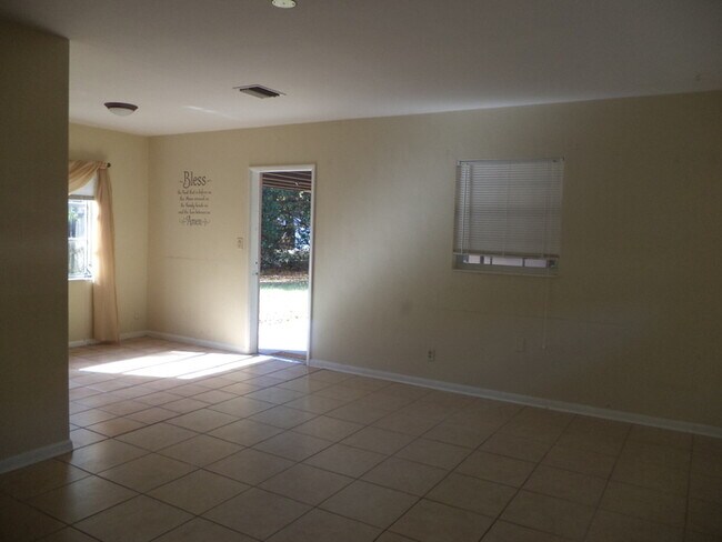 Building Photo - FOREST HILLS - FENCED YARD