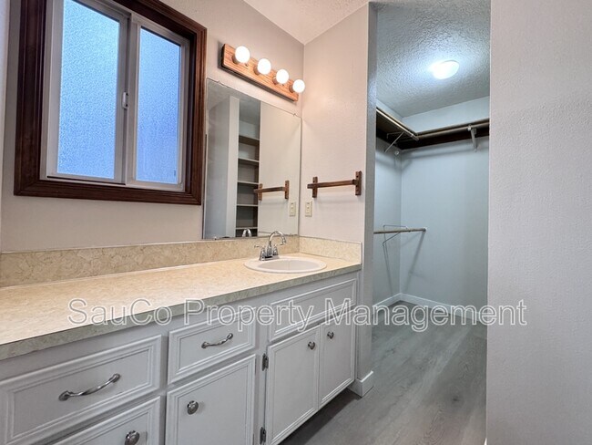 Building Photo - 324 SE 30th Ave