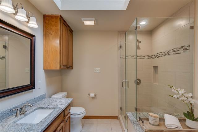 Building Photo - 704 Shady Ln