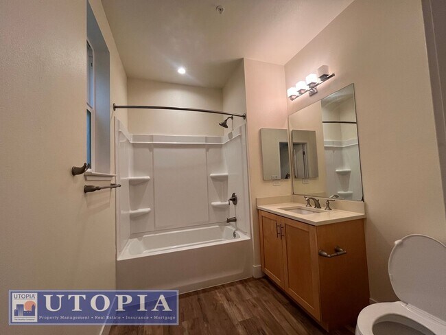 Building Photo - Spacious and Modern 3-bedroom, 3.5 bathroo...