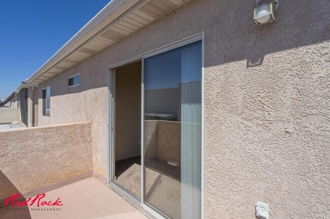 Building Photo - Fresh Carpet! Spacious 5-Bedroom Townhome