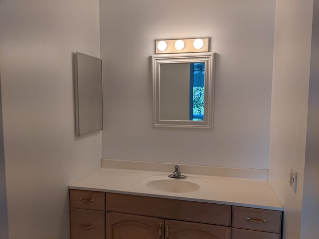 Master Vanity - 6050 Canterbury Dr