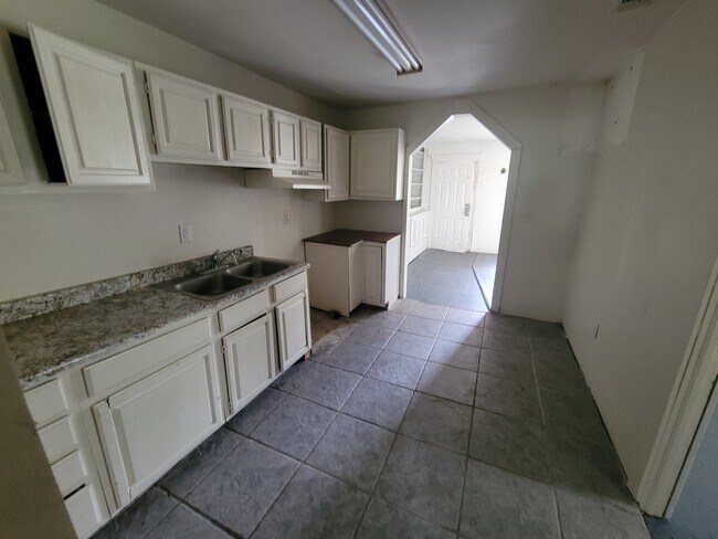 Building Photo - 1290 Henson Ln