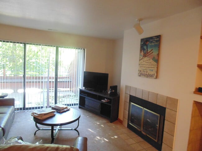 Building Photo - Short-mid term housing, furnished condo 2 bed/2 bath walking distance to Pearl St., CU and close ...