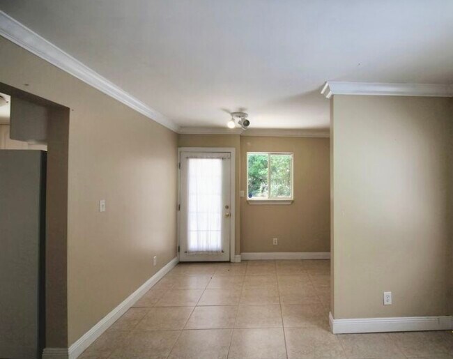 Building Photo - 550 Pocahontas Dr
