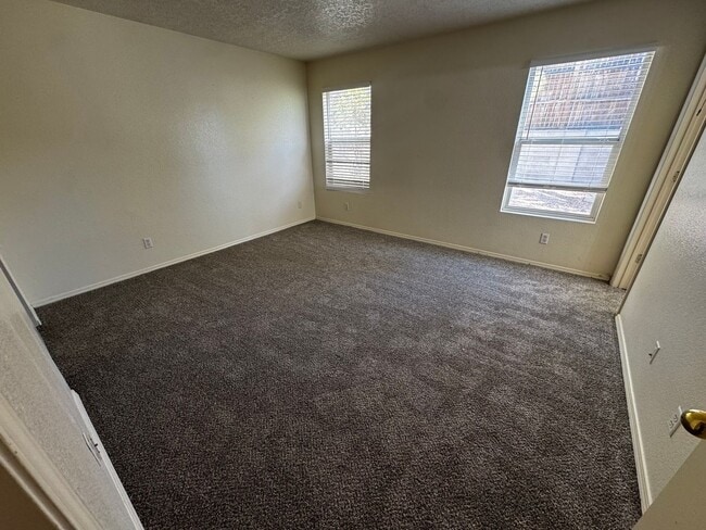 Building Photo - Great 3BR Home Near Cottonwood Mall!!