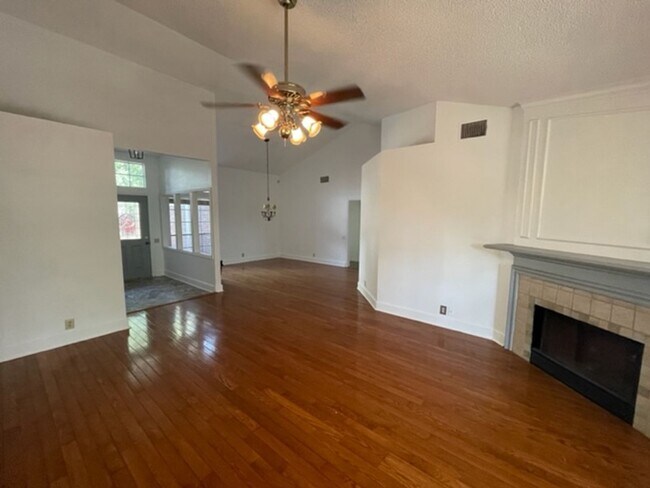 Building Photo - Coming Soon! Beautiful 4 Bed 2 Bath in Sto...