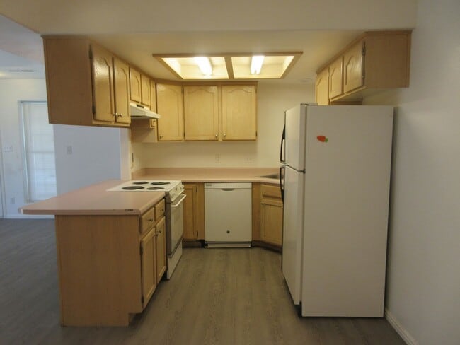 Building Photo - **Move-In Bonus!** 3 bed, 2 bath Twin Home