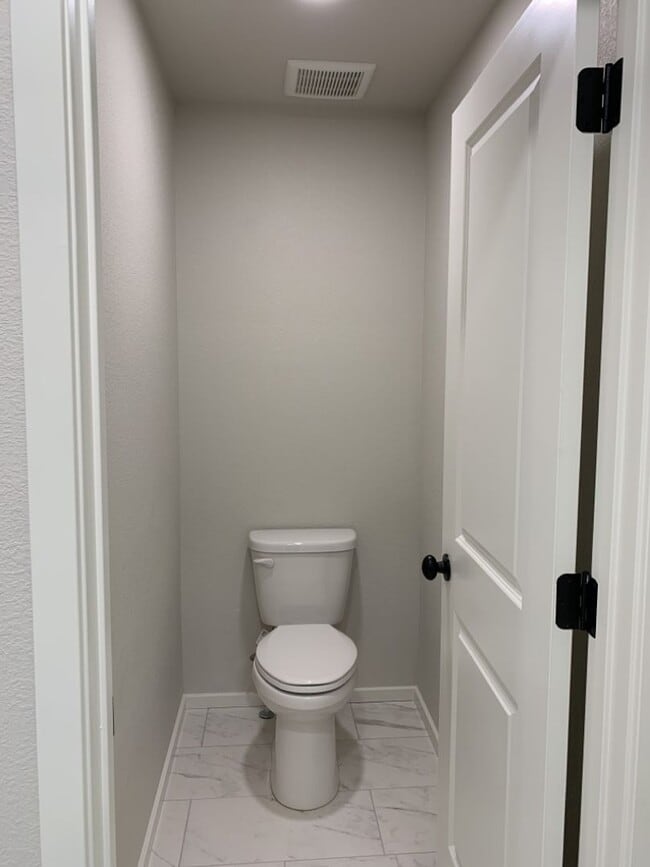 Building Photo - Exquisite 4 Bed 2.5 Bath Single Family Home with 3-car garage