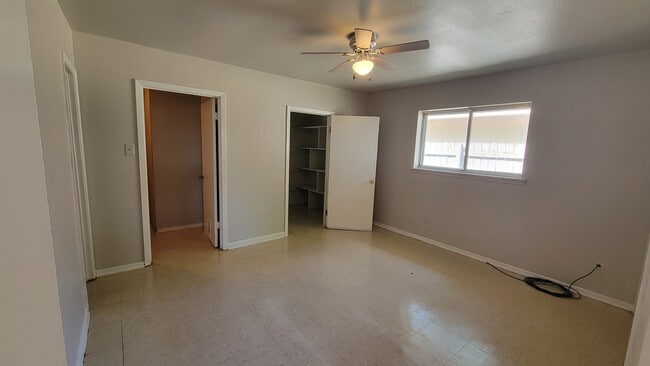 Building Photo - 4909 Dahlia Dr