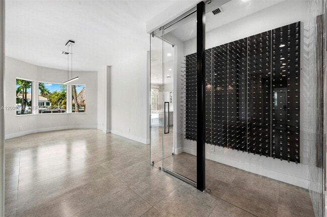 Building Photo - 552 Palm Dr