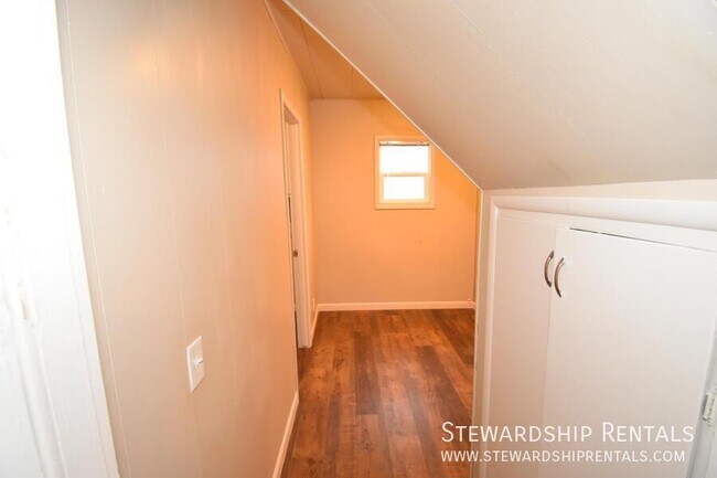 Building Photo - 1376 W 6th Ave