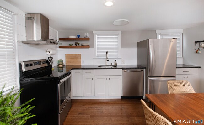 Building Photo - 421 Main St