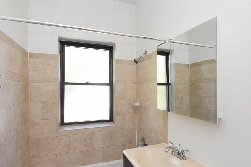 Building Photo - 1240 Oak Ave